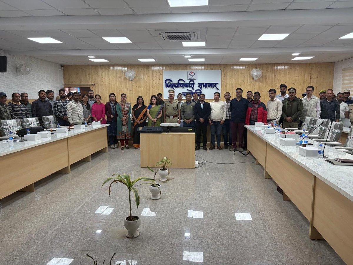 PFAukd's tweet image. Chamoli district held an equine welfare workshop for the Hemkund Yatra with police, vets &amp;amp; stakeholders. Focus: enforce laws, prevent cruelty &amp;amp; improve facilities. Behind every yatra is unseen animal labour—justice must reach the mountain trails too.

#equinewelfare #yatra