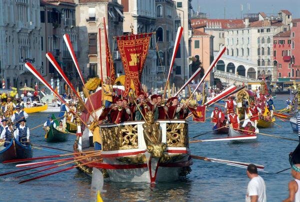 euro_tour's tweet image. 🇮🇹ヴェネツィア『歴史的レガッタ２０２６🚣✨』9/6(日)　レガッタの前に、美しいゴンドラが時代衣装の人々を乗せて一大パレードを繰り広げ、海運国家全盛の頃の祭を彷彿とさせます♪ #ヴェネツィア #Venezia #RegataStorica
👉regatastoricavenezia.it
➡イタリアのホテル：euro-tour.co.jp/luxury-hotel/i…