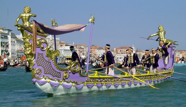 euro_tour's tweet image. 🇮🇹ヴェネツィア『歴史的レガッタ２０２６🚣✨』9/6(日)　レガッタの前に、美しいゴンドラが時代衣装の人々を乗せて一大パレードを繰り広げ、海運国家全盛の頃の祭を彷彿とさせます♪ #ヴェネツィア #Venezia #RegataStorica
👉regatastoricavenezia.it
➡イタリアのホテル：euro-tour.co.jp/luxury-hotel/i…