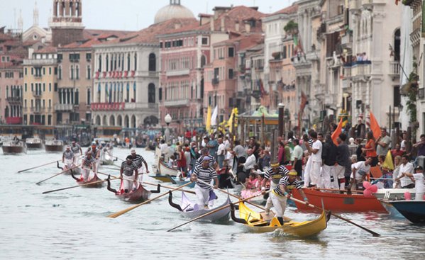 euro_tour's tweet image. 🇮🇹ヴェネツィア『歴史的レガッタ２０２６🚣✨』9/6(日)　レガッタの前に、美しいゴンドラが時代衣装の人々を乗せて一大パレードを繰り広げ、海運国家全盛の頃の祭を彷彿とさせます♪ #ヴェネツィア #Venezia #RegataStorica
👉regatastoricavenezia.it
➡イタリアのホテル：euro-tour.co.jp/luxury-hotel/i…
