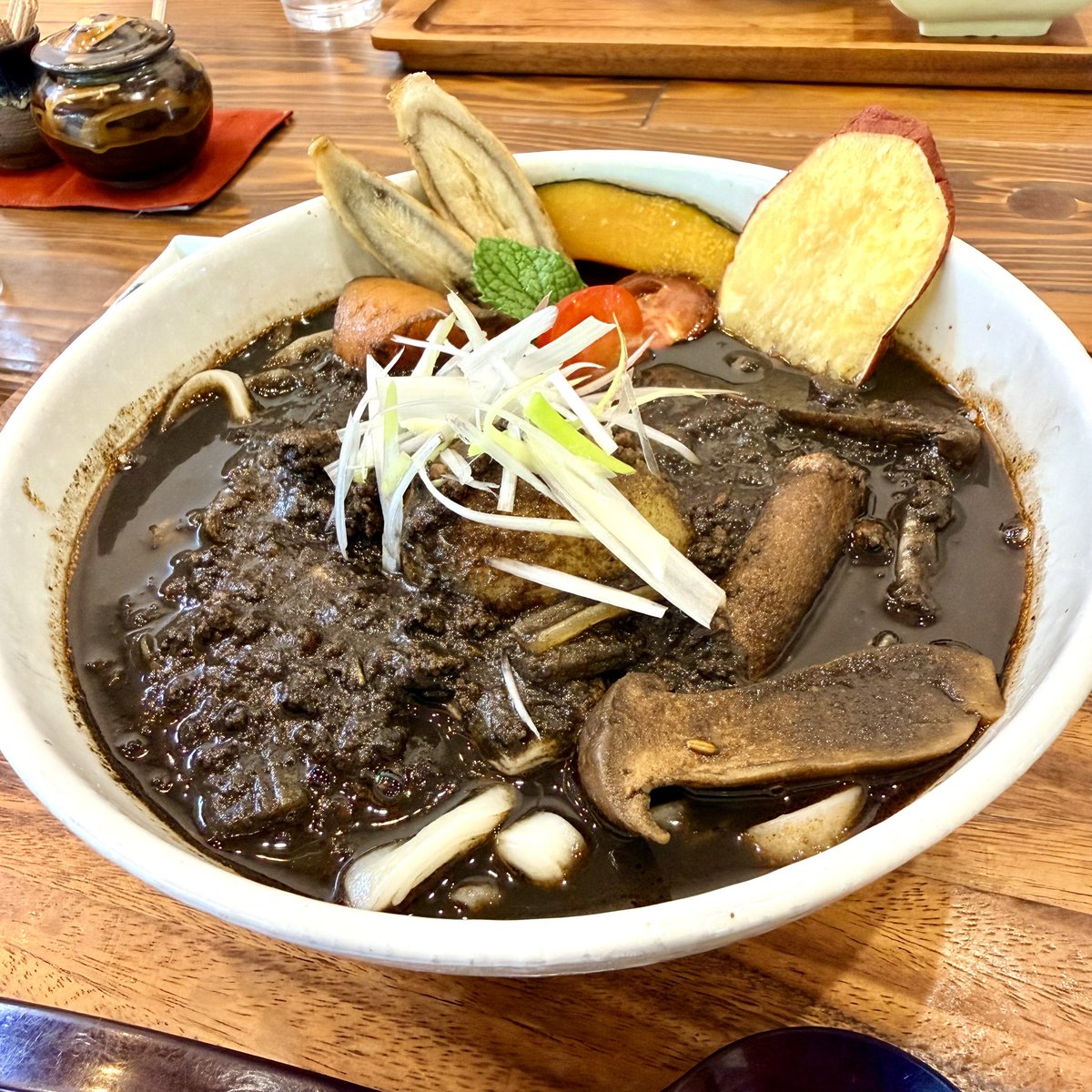 本日のランチはうどんたかむらさんにて。月に１度のカレーうどんの日に初めて居合わせたのでいただいてきた！！本日はイカ墨キーマカレーうどん。めーちゃくちゃおいしかった！！本格的なキーマカレーにたかむらさんのうどん麺が絶妙に合うし残ったカレーに追い飯がまたおいしくて幸せ☺️

#進撃の日田