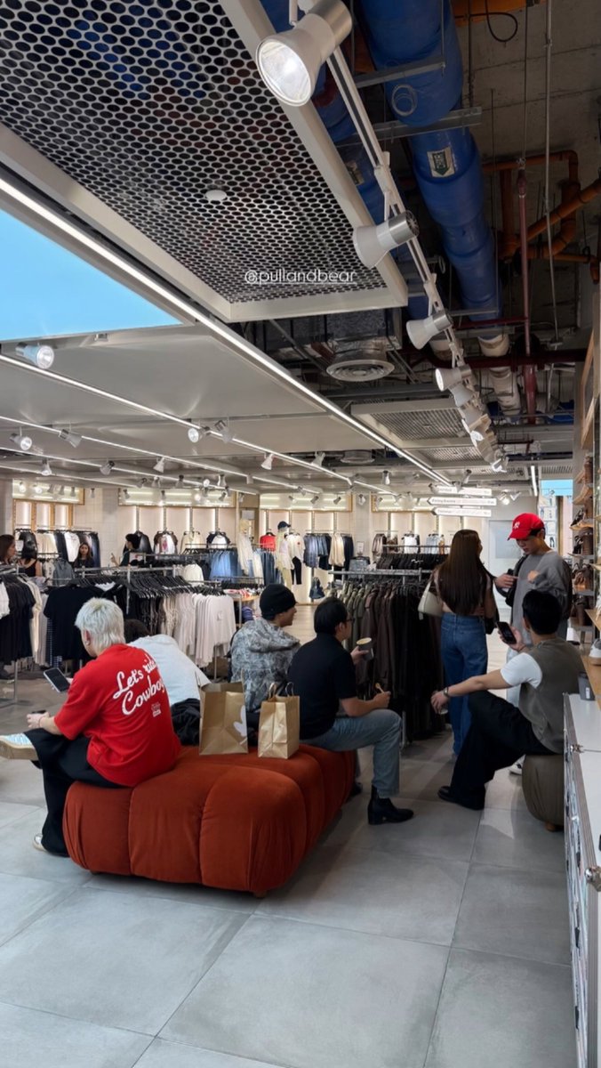iPostandRepost's tweet image. Pull-out day ba ulit from #PullAndBear ? Hello BGYO!

📷Boss Miko

#BGYO @bgyo_ph