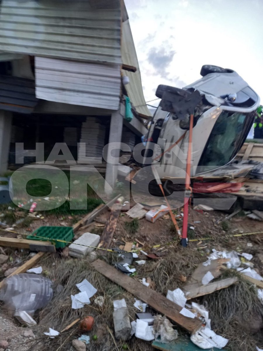 HalconOnce's tweet photo. LA DELINCUENCIA VOLVIÓ A COBRAR VIDAS EN EL EDOMEX.
Dos mujeres murieron y un comerciante resultó herido en la autopista #MéxicoTulancingo km 40, #Nopaltepec.
Viajaban en un Fiat blanco cuando presuntamente fueron atacadas para asaltarlas.
La conductora perdió el control y se estrellaron contra un puesto.
#HalcónOnce ⚡️🦅