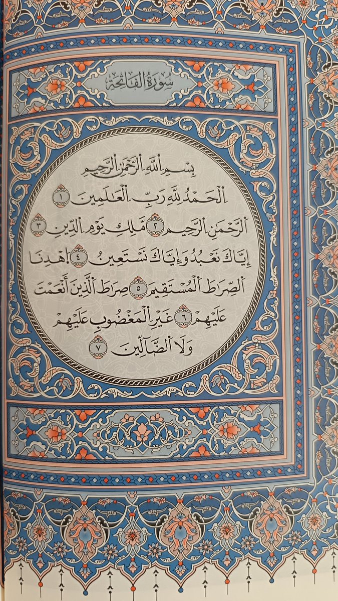muladdah's tweet photo. من أكثر الإشكالات التي نجدها تنتشر وجود طائفة ممن يدّعي المعرفة والفهم مثل هذا الذي يظهر في هذا المقطع يزعم أن الناس يهجرون القرآن بسبب الروايات ولا يعلم بأن القرآن ذاته رواية ونص منقول بأسانيده ونظام كتابته ورسمه في المصاحف وعد آياته؛ ويزعم أن البسملة مهجورة وهي الآية الأولى في المصحف ولا يدري صاحبنا الباحث الذي يبني استنتاجه على أصل باطل أن عدَّ آيات القرآن بذاته مبحث في علوم القراءات والمصاحف؛ وأن هناك اختلافا بين الكوفيين والبصريين والمدنيين والشاميين من القراء وأهل التفسير ورسم المصاحف في عد الآيات؛ وأن البسملة إذا كانت آية في الفاتحة عند الكوفيين فهي ليست كذلك عند البصريين وغيرهم وهو اختيار الطبري لنظائر كثيرة منها الأنعام والكهف؛ ولا يعلم صاحبنا كبير الباحثين حسب زعمه - وأنا أشكك في هذا الزعم لتفاهة الطرح - أن البسملة المرسومة بحسبانها آية في مصحف حفص غير مرسومة بحسبانها من الفاتحة عند أبي عمرو بن العلاء البصري علامة اللغة وشيخ البصريين والقراء؛ وإنما باستقلالها؛ وأصبح الناس يتداولون هذا الجهل وكأنه حقيقة غائبة؛ وقد بنى الفقهاء آراءهم وفقا للسنة المعمول بها في الأمصار حتى قال المالكية بكراهة قراءتها في الصلاة المفروضة تعبدا؛ لأن الصلاة توقيفية منقولة بهيئاتها عن النبي وفق عمل أهل المدينة عندهم. 
على الإنسان قبل الحديث في حقل علمي أن يتقنه؛ لأن البناء على جهل جهلٌ معقد ومركب...
بعض الصور أدناه لعل كبير الباحثين يفقه بعض ما يجهل