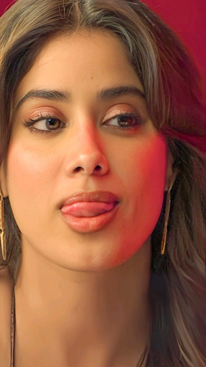 JanhviKapoor061's tweet photo. That playful expression with effortless charm—Janhvi Kapoor just knows how to steal the spotlight 😍✨#JanhviKapoor #ExpressionQueen #tejran https://t.co/UOxt0FxgT8