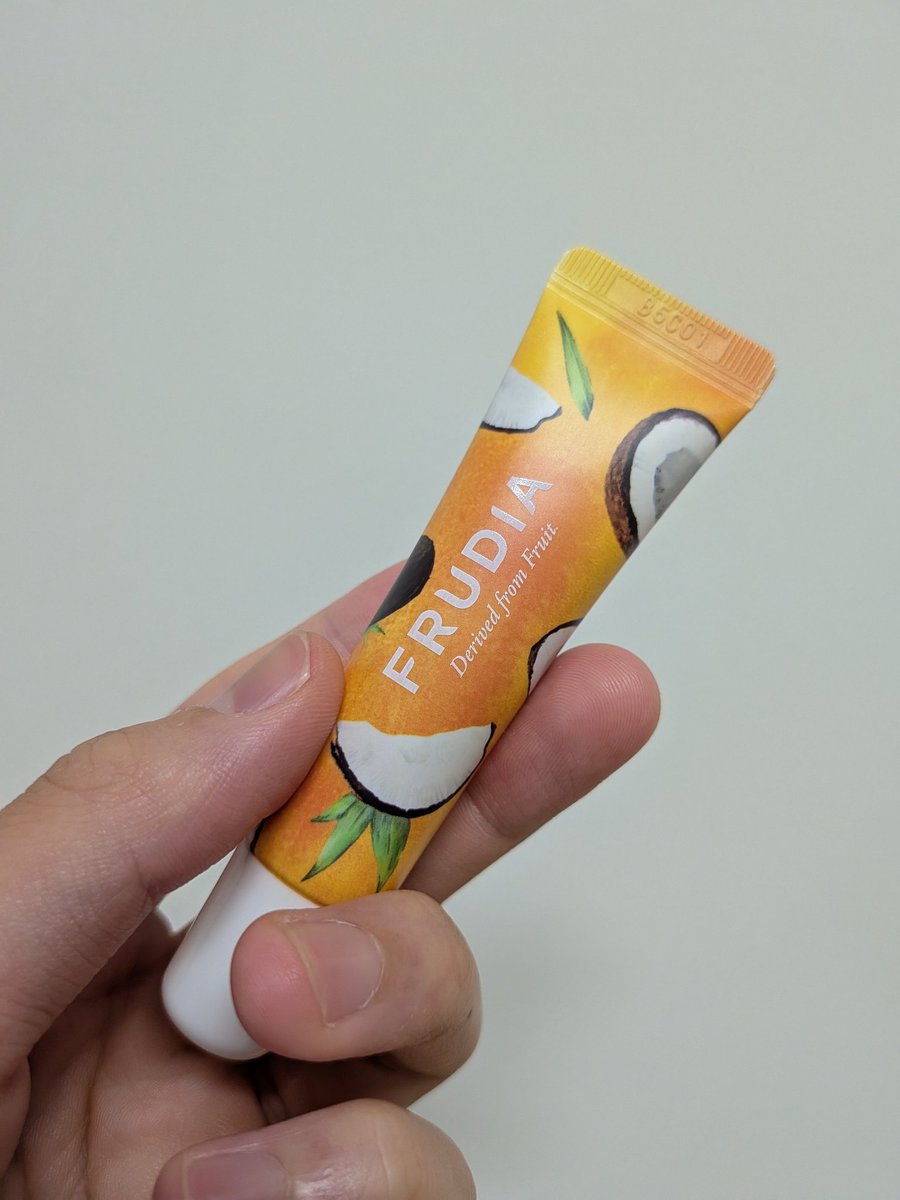 2026.04.24份瑣碎：
買了一隻好香好好吃的護唇膏
蜂蜜椰奶唉，超合我的口味
可以跟很多可愛男生玩親親了