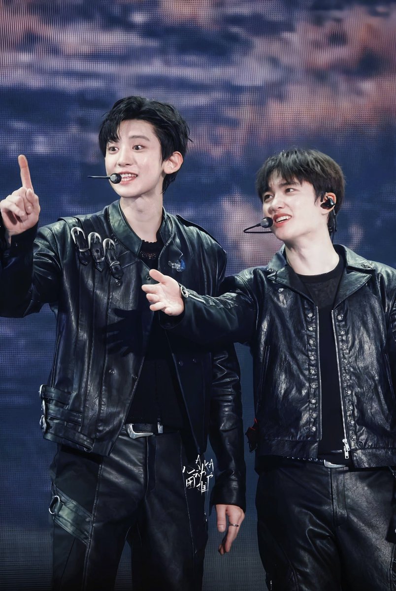 pumpysehun's tweet photo. i will always adore their height difference 🤏🏻 https://t.co/3iMh55D78y