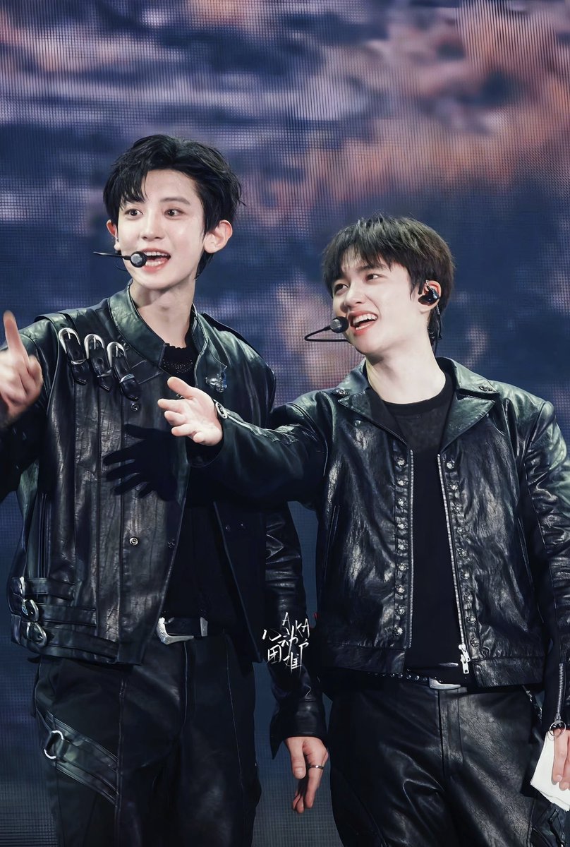 pumpysehun's tweet photo. i will always adore their height difference 🤏🏻 https://t.co/3iMh55D78y