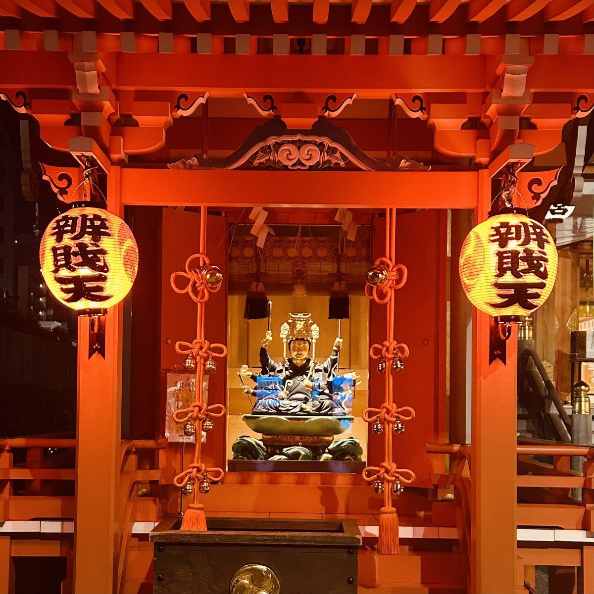 明日は巳の日につき、弁財天さまのご縁日です。弁財天社の御扉を開け