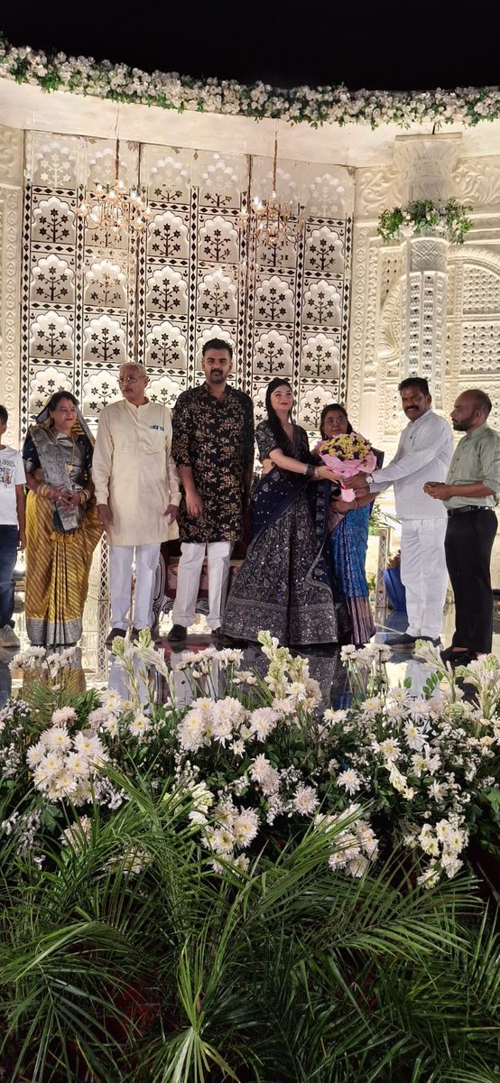 विगत रात्रि, भोपाल में माननीय कैबिनेट मंत्री प्रहलाद सिंह पटेल जी के सुपुत्र श्री प्रबल सिंह पटेल एवं बेटी हिमांशी के सगाई समारोह में सम्मिलित होकर अपनी हार्दिक शुभकामनाएं प्रेषित कीं। 
इस शुभ अवसर पर परिवारजनों एवं उपस्थित अतिथियों के साथ सौहार्दपूर्ण भेंट किया।

#Chaurai