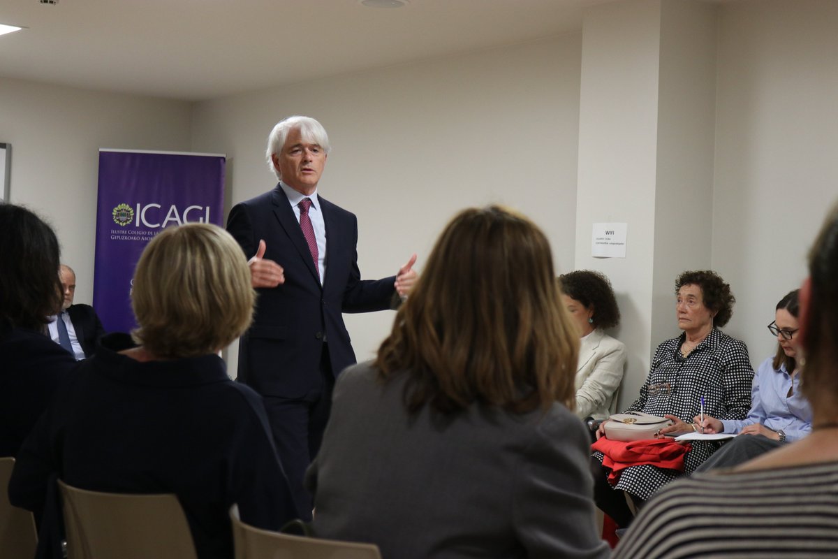 ICAGInforma's tweet photo. Encuentro entre @SGMSALVADOR1 presidente de @Abogacia_es con los compañeros y compañeras. Un diálogo cercano, directo, en el que se plantearon todas las inquietudes que afectan a la abogacía. Acompañado por nuestro decano Gerardo López. Eskerrik asko!! https://t.co/TgovufRb8w