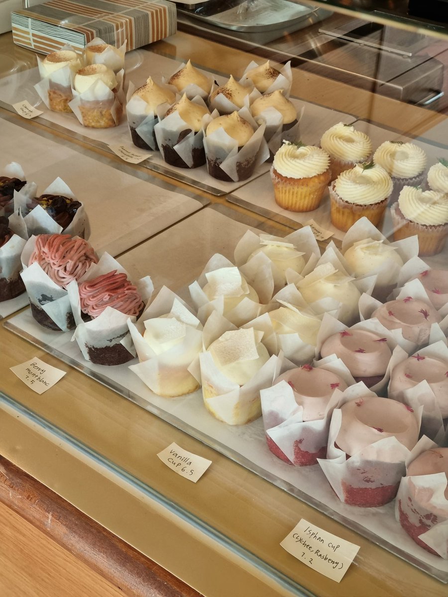 📍성북천 아일베이커리
꼭 먹어보고싶었던 이곳의 컵케이크...🧁
솔직히 다 먹어보고싶었지만 딱 하나만 골라서 포장했어요
그리고 그건...정말 맛있었습니다!! ㅜㅅㅜ
아아 또먹고싶어어어...
제가 고른 컵케이크는..🔻