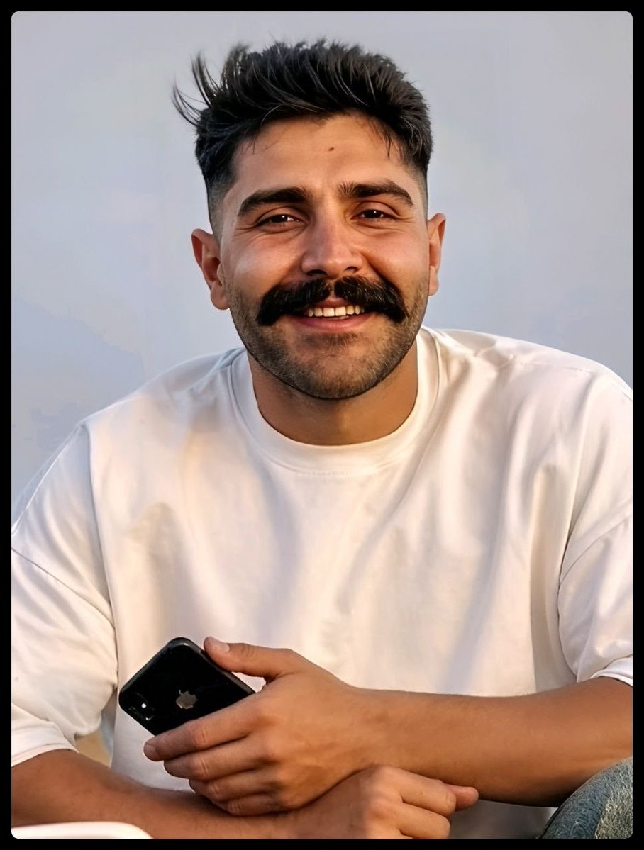 Hoorieh81's tweet image. جانش روی لبه‌ی تیغ است.

امید از تحویل دوربین‌های مداربسته‌ی کافه‌اش به مزدوران حکومتی سر باز زد و حالا تحت شکنجه قرار دارد و خانواده‌ش را نیز برای تکذیب حکم اعدام تهدید کرده‌اند. 

لطفا صدایش باشید #امید_جانمی