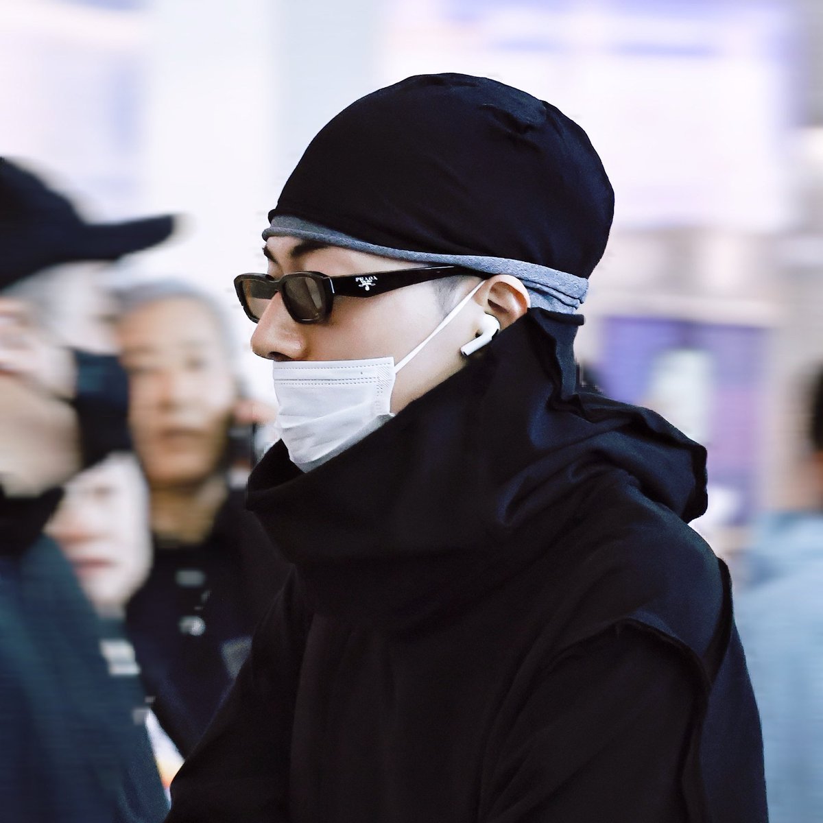 ไม่เคยเห็นเร้กมันปิดจนไม่เห็นผมสักเส้นขนาดนี้เลย ไปตัดผมมาแล้วแน่เลยอะ ใช่ปะ ใช่ไหมหนิ