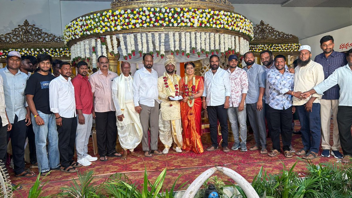 BPR__Official's tweet image. పలు వివాహ, పట్టువస్త్రాలంకరణ కార్యక్రమాల్లో పాల్గొని వెంకన్న–వీణ, శంకర్–ప్రణతి వధూవరులను, చిన్నారులను ఆశీర్వదించాను.
ప్రజల ఆనందంలో భాగస్వామ్యం కావడం సంతోషంగా ఉంది.

#TraditionalEvents #Blessings #NagarjunaSagar