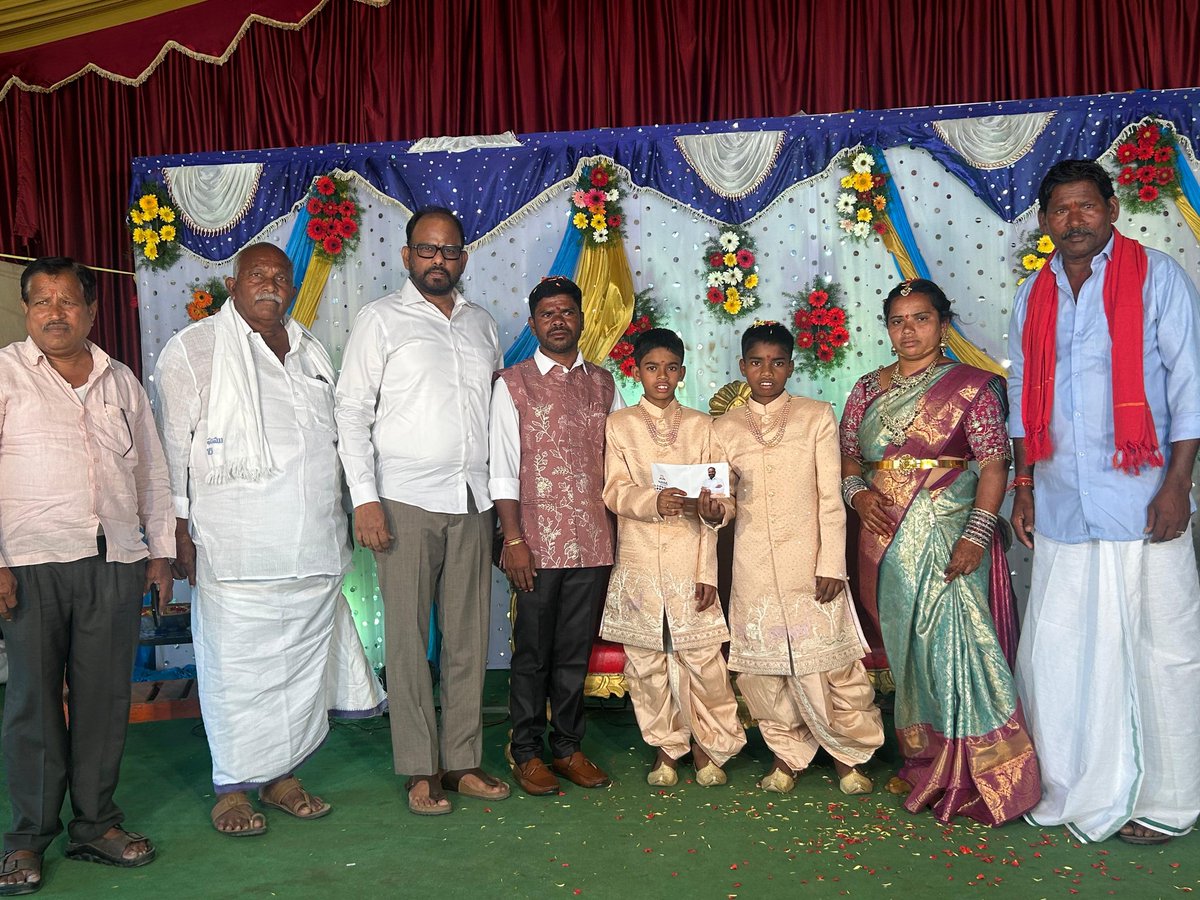 BPR__Official's tweet image. పలు వివాహ, పట్టువస్త్రాలంకరణ కార్యక్రమాల్లో పాల్గొని వెంకన్న–వీణ, శంకర్–ప్రణతి వధూవరులను, చిన్నారులను ఆశీర్వదించాను.
ప్రజల ఆనందంలో భాగస్వామ్యం కావడం సంతోషంగా ఉంది.

#TraditionalEvents #Blessings #NagarjunaSagar