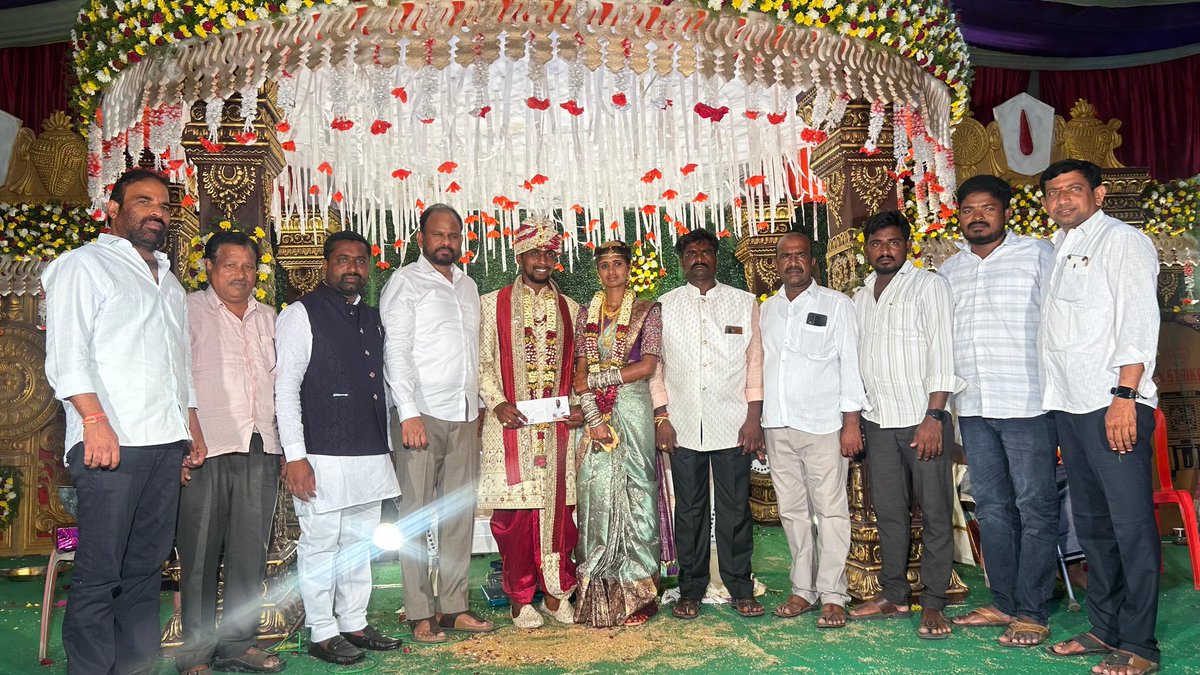 BPR__Official's tweet image. పలు వివాహ, పట్టువస్త్రాలంకరణ కార్యక్రమాల్లో పాల్గొని వెంకన్న–వీణ, శంకర్–ప్రణతి వధూవరులను, చిన్నారులను ఆశీర్వదించాను.
ప్రజల ఆనందంలో భాగస్వామ్యం కావడం సంతోషంగా ఉంది.

#TraditionalEvents #Blessings #NagarjunaSagar