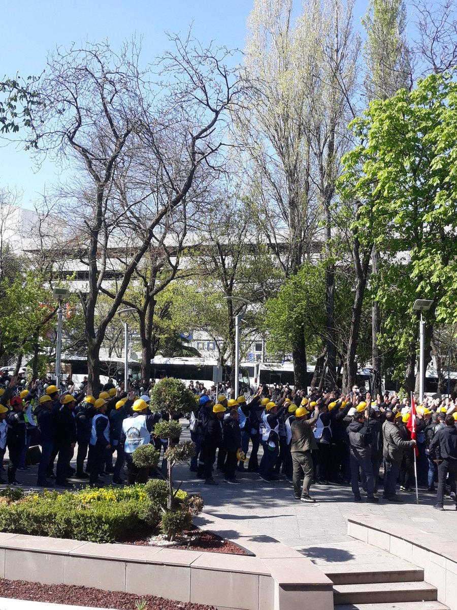 106Ank's tweet photo. Bir avuç madenci için yüzlerce polis...
"İnsanlık onuru sermayeyi yenecek"
#HakkımıVerDorukMadencilik https://t.co/a42h2oZBBz
