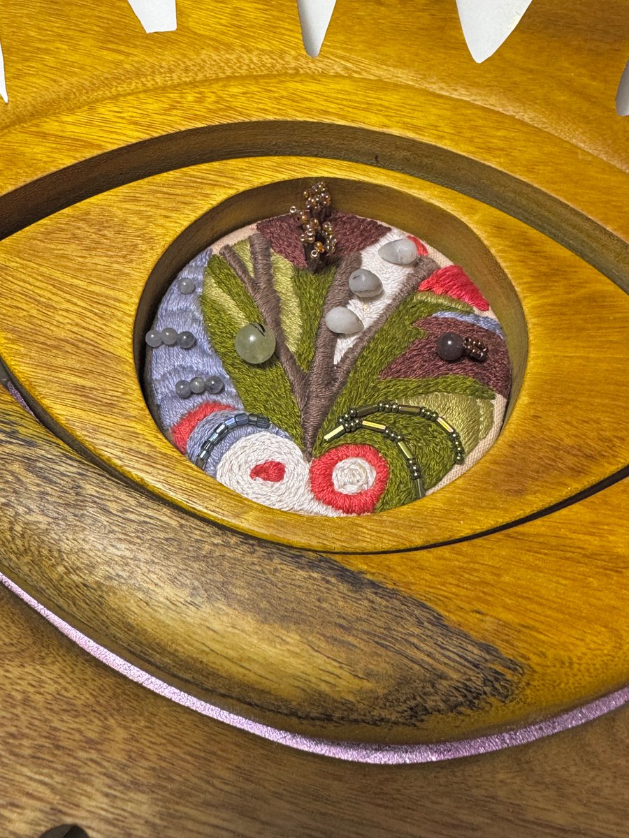 VisionsMuseum's tweet image. “Studies in Perception II” (2025) by Bibiana Badia

Embroidered pupils transform carved eye sculptures into symbols of the “third eye”—where perception is woven through intention and inner wisdom.

#ContemporaryArt #Sculpture #TextileArt
