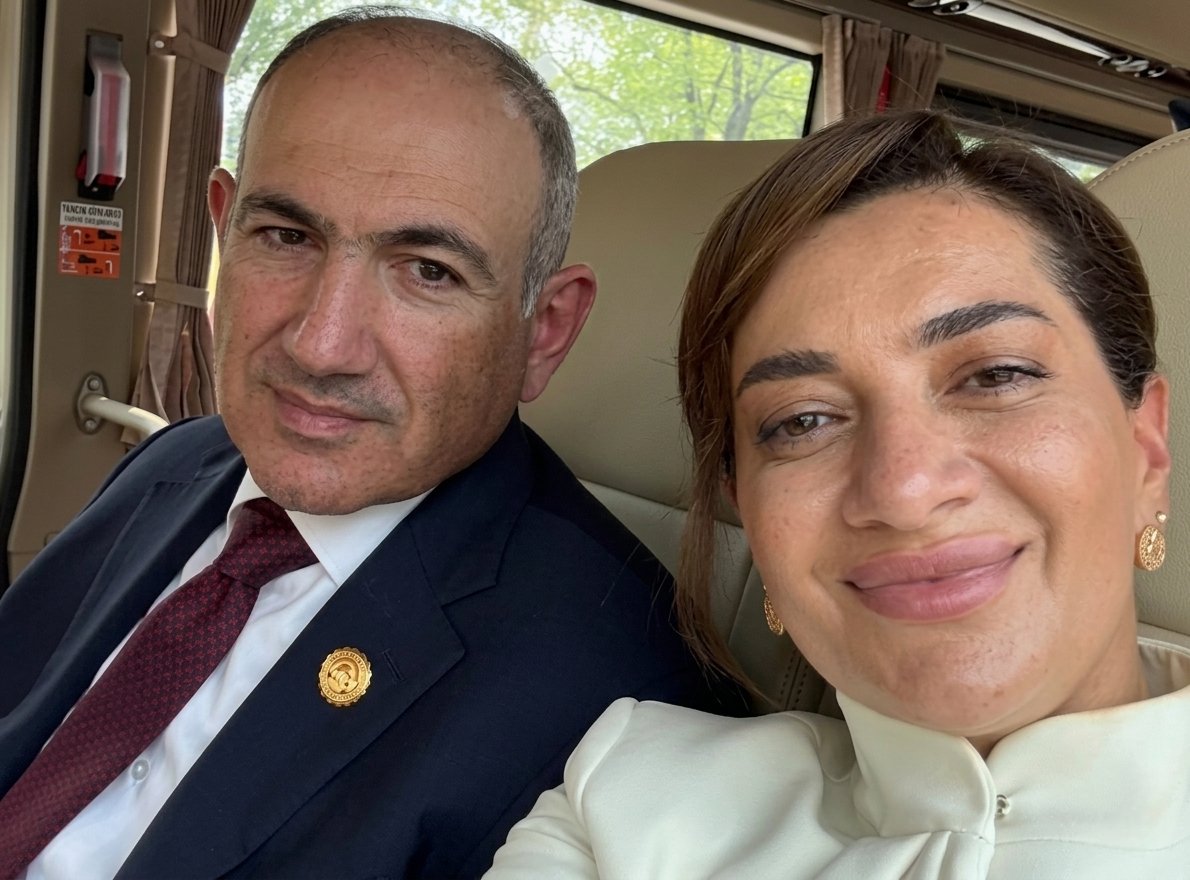 darkwebhaber's tweet photo. Paşinyan, 30 yıllık sevgilisiyle barıştı. https://t.co/cS2PdTxxri