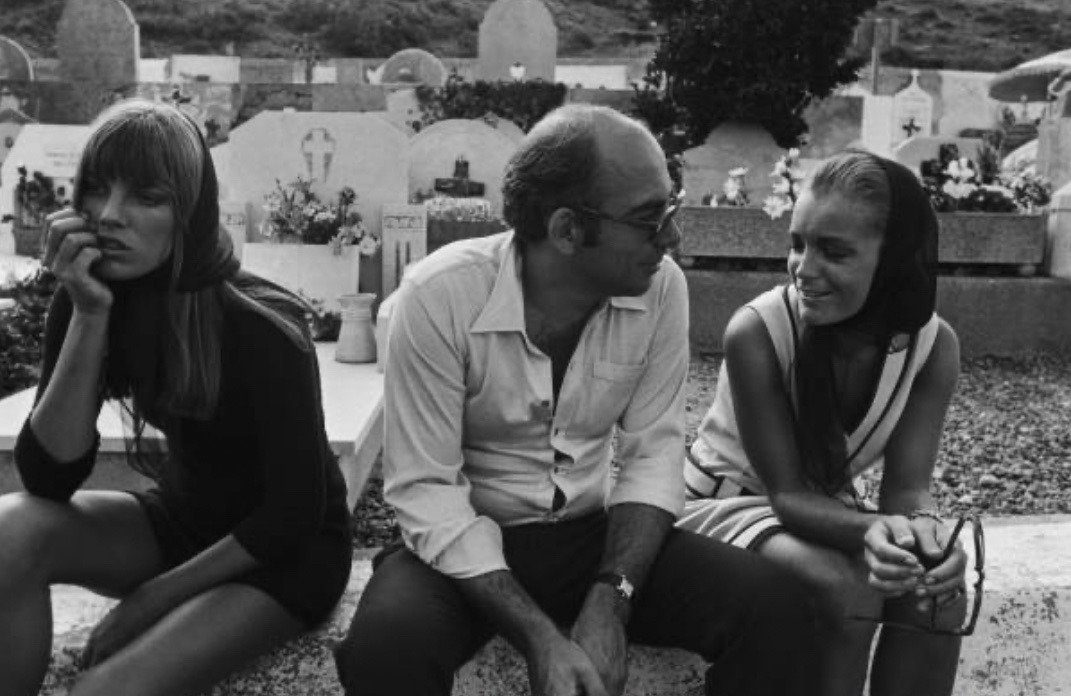 romyarchives's tweet photo. jane birkin, jacques deray and romy schneider on the set of la piscine, 1968. https://t.co/wnWwAe8376