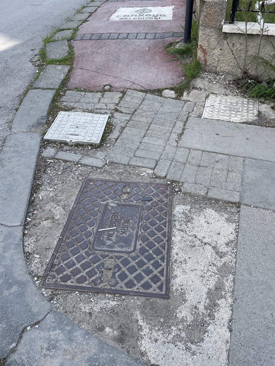 sermetseveroz's tweet photo. Yine bir patchwork çalışması (!)
Berbat #ankarakaldırımları 
@cankayabelediye @hcanguner @ankarabbld @yavasmansur2024 @herkesicinCHP https://t.co/wZPsoru0HJ