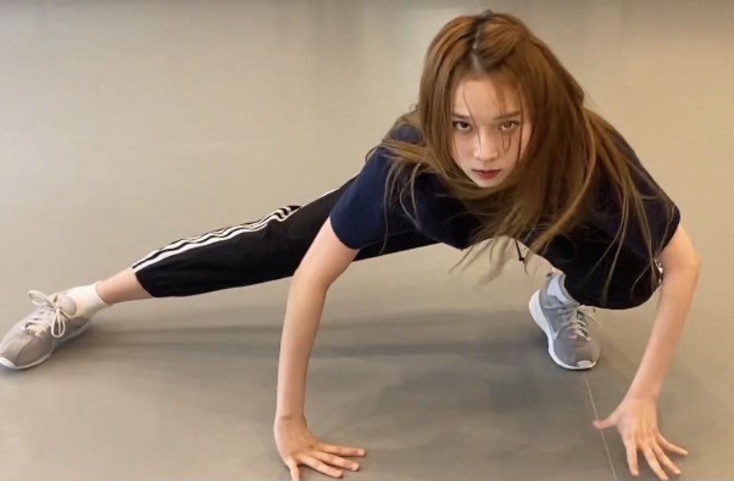 วันนี้ห้าง Sakura Machi Kumamoto เปิด Black Mamba ของเอสป้า ได้ยินท่อน 넌 언젠가부터 SYNK out 노이즈같이 보여 ของน้องหนาวพอดี ปกติห้างญี่ปุ่นจะไม่ค่อยเปิดเพลงต่างชาติ ยกเว้นในร้านอาหาร วงอะไรโคตรดัง