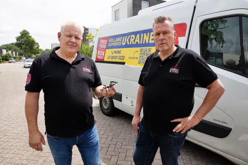 Franky &amp; Coen zijn weer in Oekraïne🇺🇦. In de Donbas verlenen zij hulp aan mensen die de oorlog vol over zich heen krijgen. Aandacht, een snack en een vriendelijk woord. Een klein gebaar, met grote impact. Fijn om <a href="/FrankyandCoen/">Franky & Coen</a> voor hun vertrek een veilige reis te wensen. Дякую!