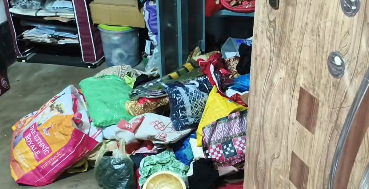 Focusplusnews's tweet image. 🚨 Burglary in Rayagada, Odisha
🏠 Thieves loot house in absence of family
💰 Gold jewellery &amp;amp; ₹3 lakh cash stolen
👮 Police launch investigation
#Odisha #Rayagada #Theft #BreakingNews #Crime