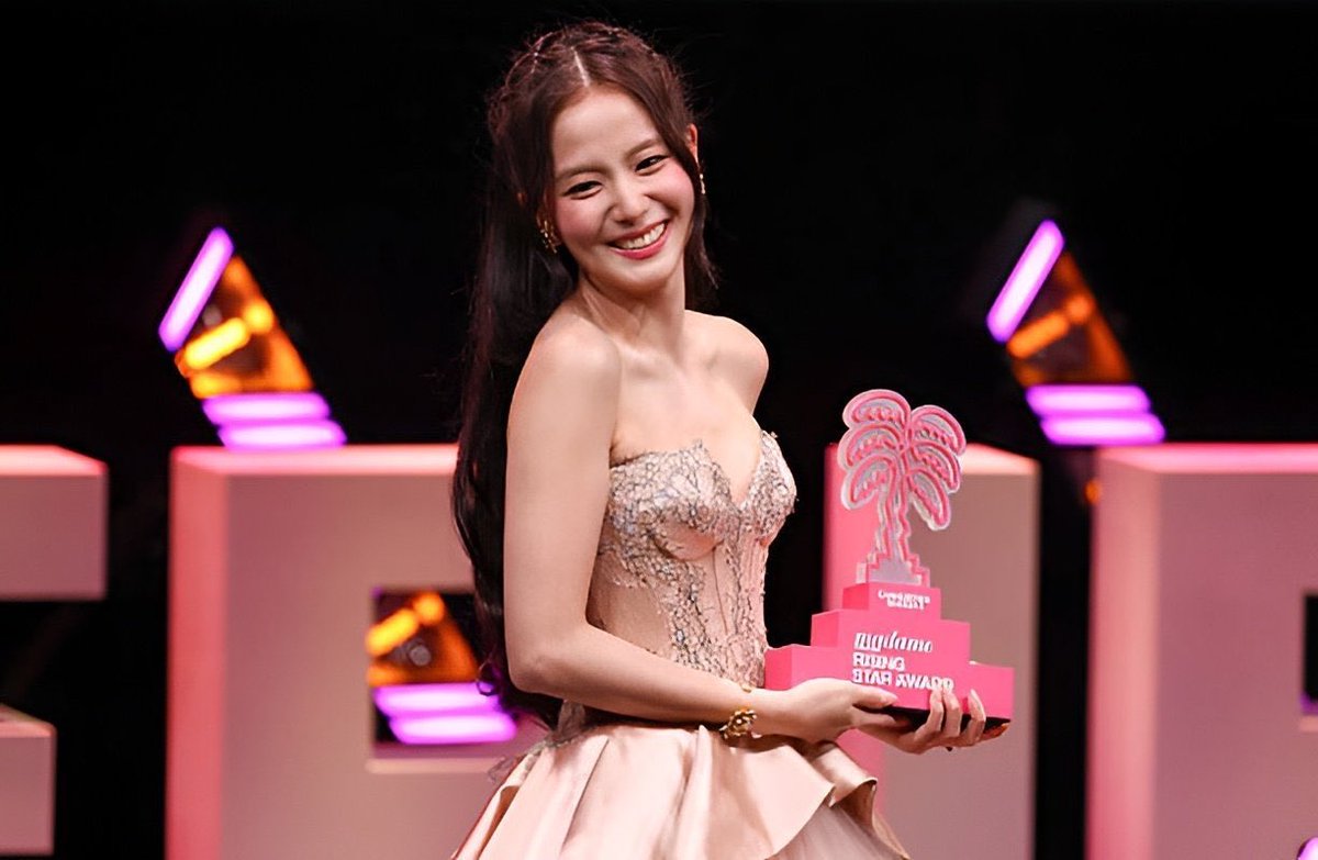 DCJisoogallery's tweet photo. ♛ CANNE SERIES - Rising Star Award ♛

지수 수상소감🎙️

"안녕하세요 지수입니다. 다양한 활동을 통해 새로운 모습들을 보여드리고자 했는데 이렇게 멋진 상으로 응원해 주신 것 같아서 기분이 정말 좋습니다. 그동안 여러 작업을 하면서 새로운 것들을 배우고 많은 분들의 도움을 받았는데요, 그 모든 과정들이 저에게는 한 걸음 더 나아갈 수 있는 힘이 되었던 것 같아요. 응원해 주신 모든 분들에 감사함을 잃지 않고 더 좋은 모습 보여드릴 수 있도록 하겠습니다. 

이런 의미 있는 상을 주신 칸 시리즈와 마담 피가로에 진심으로 감사드리며 항상 응원해 주고 사랑해 주시는 팬 여러분들과, 늘 함께해 주는 우리 블랙핑크 멤버들한테도 고맙고 사랑한다고 전하고 싶습니다.

오늘 이 자리에 함께한 모든 분들께도 좋은 기억으로 남는 시간이 되길 바랍니다. 감사합니다."

ACTRESS JISOO AT CANNESERIES  
#JISOOMadameFigaroRisingStar