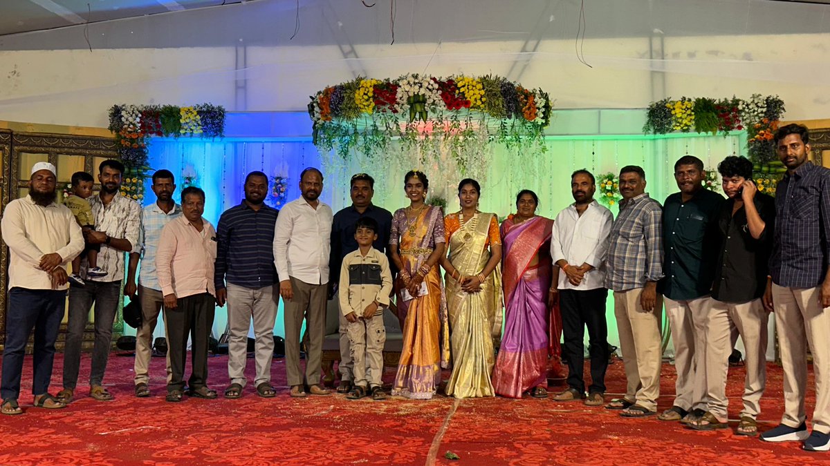 BPR__Official's tweet image. నందికొండలో జరిగిన పట్టువస్త్రాలంకరణ మహోత్సవంలో పాల్గొని లక్ష్మీ శ్రీను ఆశీర్వదించాను.

కుటుంబ సభ్యులతో కలిసి ఈ శుభసందర్భంలో భాగస్వామ్యం కావడం ఆనందంగా ఉంది.

#Ceremony #Blessings #NagarjunaSagar