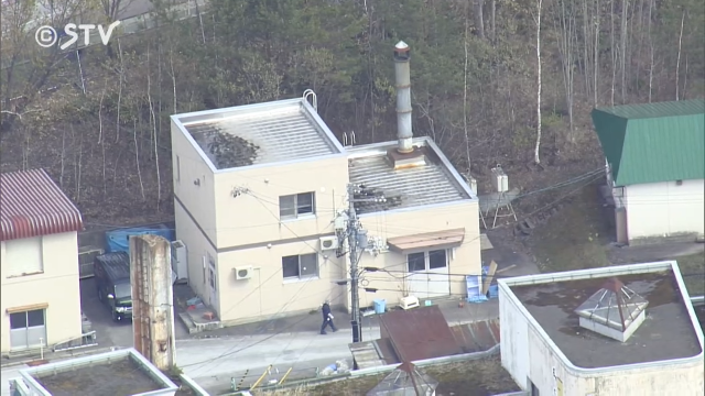 【事情聴取】旭山動物園の職員が園内の焼却炉に妻の遺体遺棄か、遺体が燃やされた可能性も
news.livedoor.com/article/detail…

職員は焼却炉に妻の遺体を遺棄したという趣旨の話をしているという。これまでに焼却炉から遺体は確認されておらず、警察は遺体が燃やされた可能性も視野に捜査している。