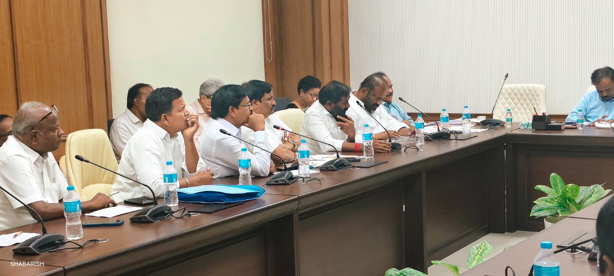 Congress4TS's tweet image. సెక్రటేరియట్ లో...
శాంతియుత వాతావరణం లో...
ఆర్టీసీ సంఘాల తో  జరుగుతున్న రెండవ దఫా ఉన్నతాధికారుల కమిటీ చర్చలు.

ఆర్టీసీ కార్మికులు లేవనెత్తిన 32 అంశాల పై చర్చిస్తున్న ఉన్నతాధికారుల కమిటీ

#Telangana #RTC