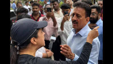 मनुवादी विचारांच्या पक्षाचे समर्थन करता करता गुणरत्न सदावर्ते सारखे वकील स्वतःच महिला आणि मनुवादी विरोधी कधी झाले हे त्यांच्याही लक्षात येत नाहीये. भारतीय जनता पार्टीचा जनसामान्यांना वेठीस धरणारा मोर्चा एक हाती बंद पाडणाऱ्या हिरकणीच्या पाठीशी ठामपणे उभं राहण्याऐवजी तिच्या