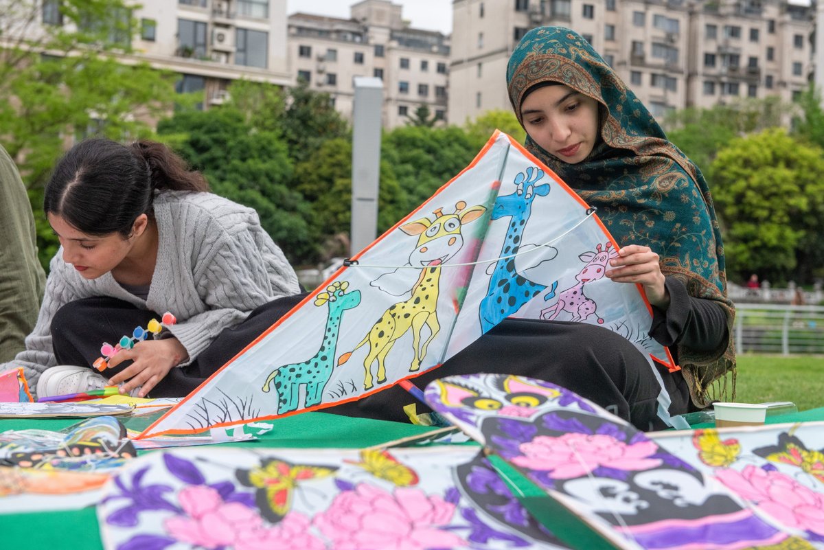 HAISHULOU's tweet image. Embrace spring in Haishu! 🌼 International students from Ningbo University joined a kite-making event at Xindian Park, learning traditional craft and flying vibrant kites. A joyful way to experience Chinese culture and make new friends across cultures! 🪁✨ #SpringVibes