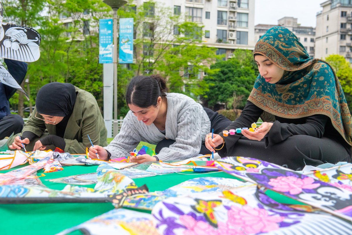 HAISHULOU's tweet image. Embrace spring in Haishu! 🌼 International students from Ningbo University joined a kite-making event at Xindian Park, learning traditional craft and flying vibrant kites. A joyful way to experience Chinese culture and make new friends across cultures! 🪁✨ #SpringVibes