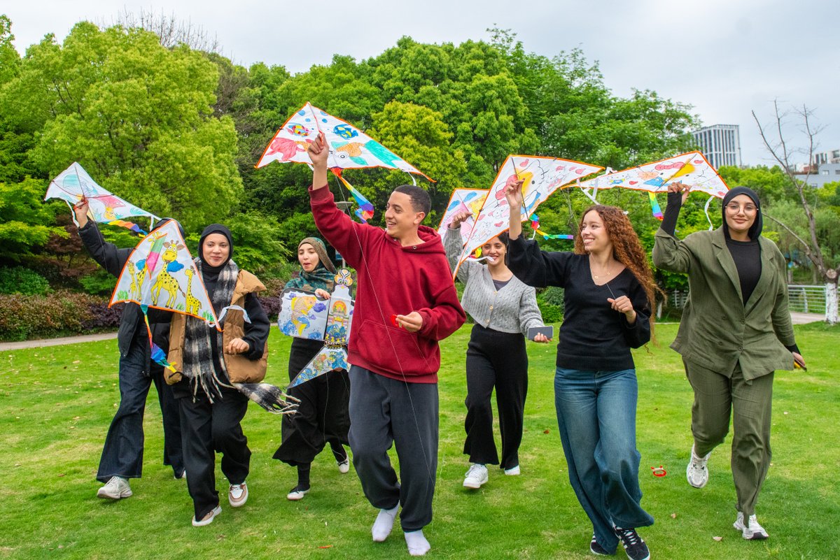 HAISHULOU's tweet image. Embrace spring in Haishu! 🌼 International students from Ningbo University joined a kite-making event at Xindian Park, learning traditional craft and flying vibrant kites. A joyful way to experience Chinese culture and make new friends across cultures! 🪁✨ #SpringVibes