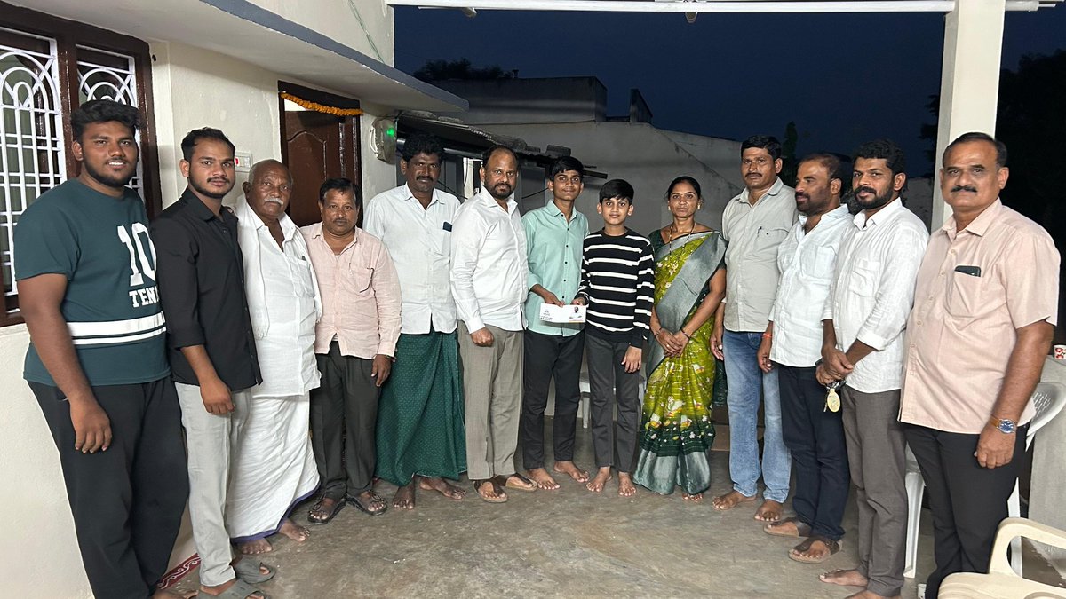 BPR__Official's tweet image. పెద్దగూడెంలో జరిగిన పట్టువస్త్రాలంకరణ మహోత్సవంలో పాల్గొని చిన్నారులు దిలీప్ రెడ్డి, యోగీశ్వర్ రెడ్డి లను ఆశీర్వదించాను.

కుటుంబ సభ్యులతో కలిసి ఈ ఆనంద క్షణాల్లో భాగస్వామ్యం కావడం సంతోషంగా ఉంది.

#Blessings #Ceremony #NagarjunaSagar