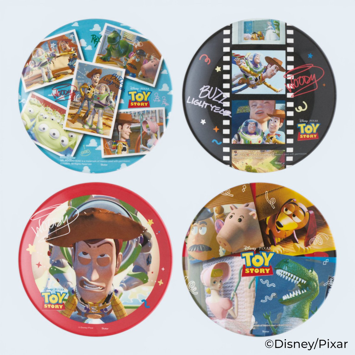 D_TheMarket's tweet photo. 【ディズニー、ピクサー】
映画の名シーンが食卓を彩るメラミンミニプレート 4枚セットがスケーターから登場！
Disney THE MARKET 2026 in 阪急うめだ本店にて先行発売。

トイ・ストーリー / モンスターズ・インク / ズートピア / ベイマックス の４デザイン。
本商品は、1セットに4種類の異なる映画の名シーンやキャラクターアートが描かれているため、その日の気分や料理に合わせてお皿を選ぶことができます。

@skater_jpn