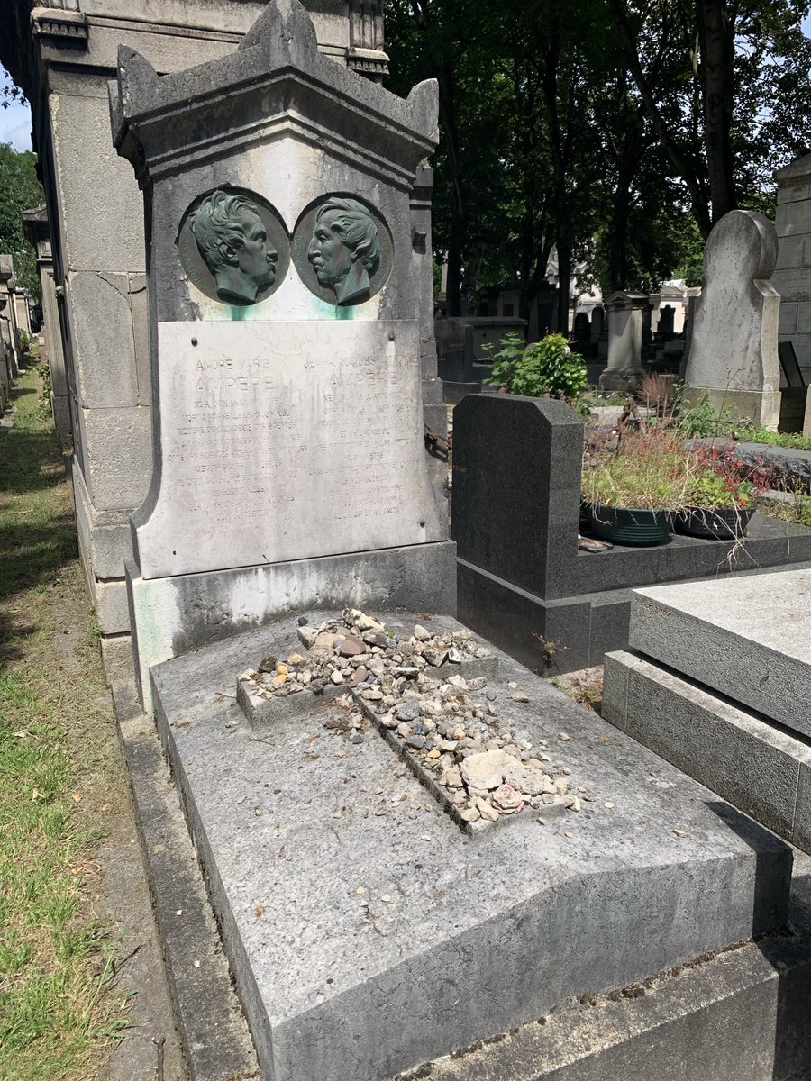 LeTaphopile's tweet image. #Paris, cimetière de #Montmartre. André-Marie Ampère (1775-1836), mathématicien, physicien, chimiste et philosophe. Il est un des découvreurs de l’électromagnétisme. L’unité de l’intensité du courant électrique porte son nom.
📷 André-Marie Ampère via Wikipédia 
1/2