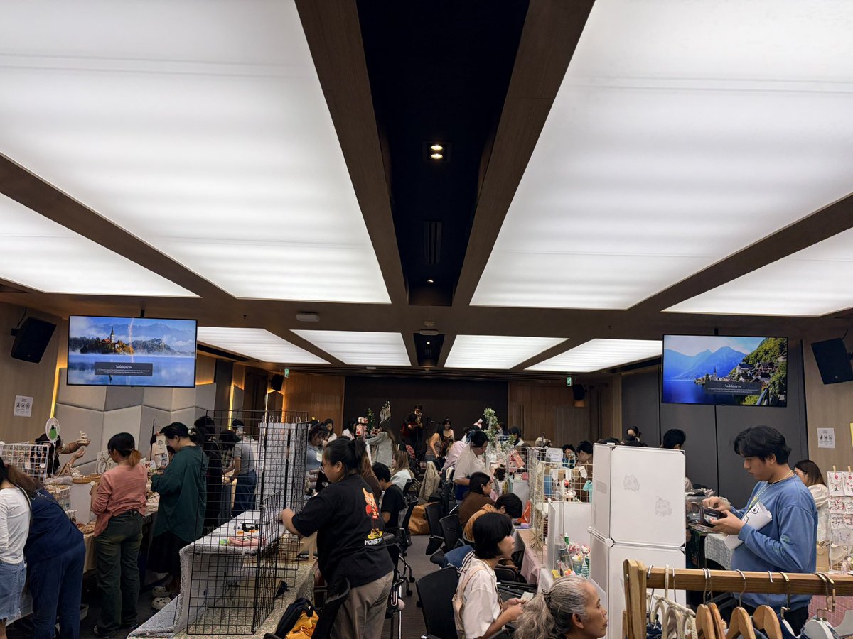 cncevent's tweet photo. ชมภาพบรรยากาศภายในงานปีที่แล้วกันเล็กน้อยค่ะ

สำหรับงานปีนี้ เรายังเปิดรับสมัครบูธอยู่น้า มาร่วมเป็นส่วนหนึ่งของงาน C&amp;C กันค่ะ!

ส่วนใครที่รอไปเที่ยวงาน ปีนี้เข้างานฟรีเหมือนเดิมค่ะ! https://t.co/5A9vHRMoTw