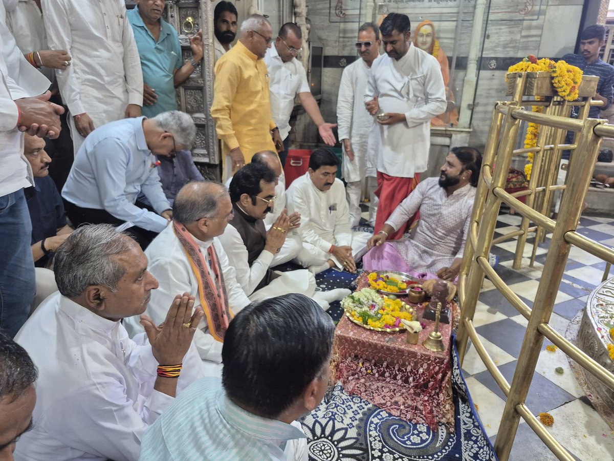 RajeshDixitBjp's tweet photo. मंदसौर प्रवास पर पधारे प्रदेश के लोक निर्माण विभाग मंत्री श्री राकेश सिंह जी के साथ भगवान श्री पशुपतिनाथ महादेव मंदिर में पूजन अर्चन कर लोक कल्याण की कामना की।
इस अवसर पर सभी जनप्रतिनिधियों एवं पार्टी पदाधिकारीगण सहित श्रद्धालुजन उपस्थित रहे।

@MPRakeshSingh  ji @BJP4MP https://t.co/tX985F6xa0
