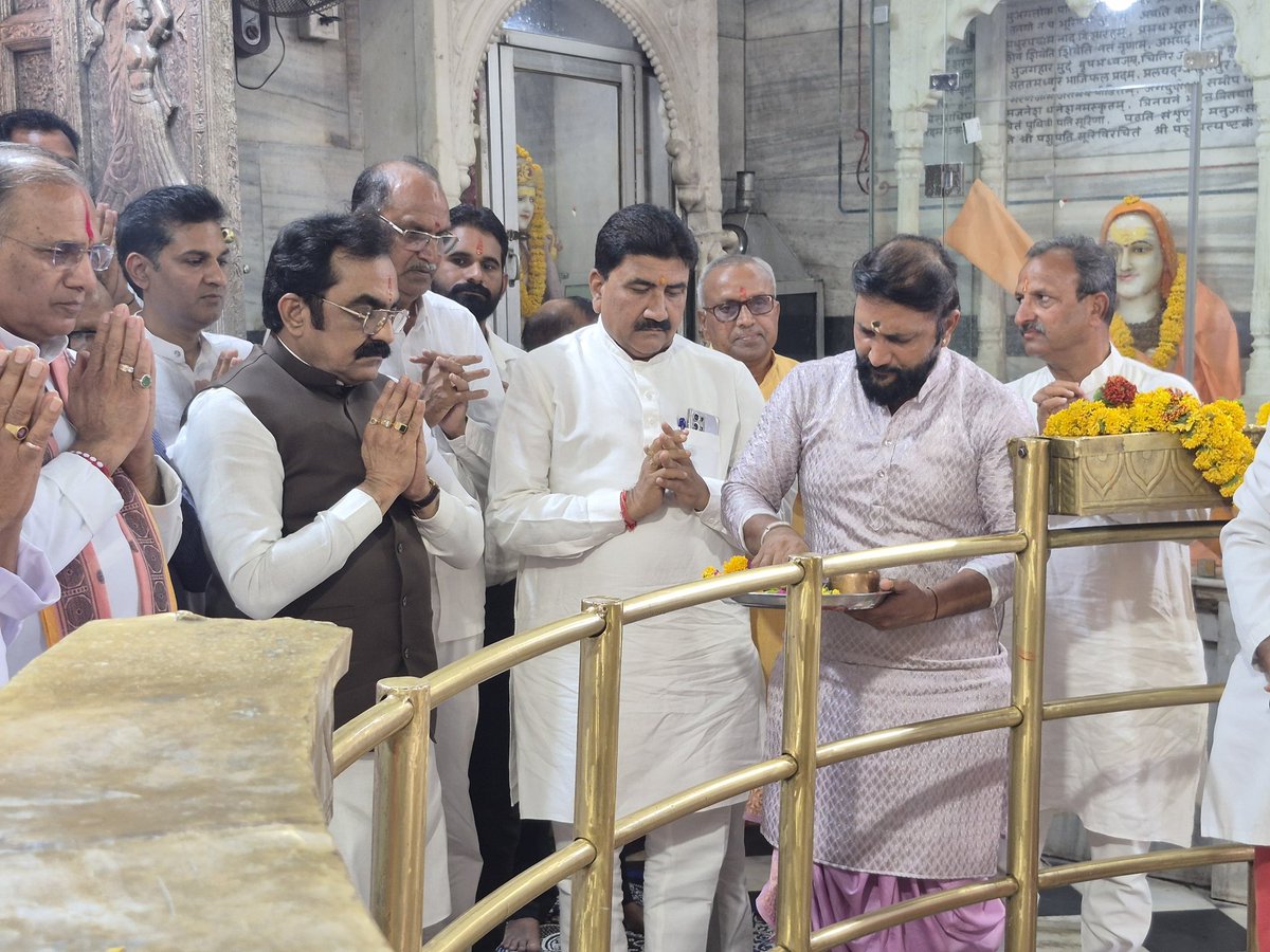 RajeshDixitBjp's tweet photo. मंदसौर प्रवास पर पधारे प्रदेश के लोक निर्माण विभाग मंत्री श्री राकेश सिंह जी के साथ भगवान श्री पशुपतिनाथ महादेव मंदिर में पूजन अर्चन कर लोक कल्याण की कामना की।
इस अवसर पर सभी जनप्रतिनिधियों एवं पार्टी पदाधिकारीगण सहित श्रद्धालुजन उपस्थित रहे।

@MPRakeshSingh  ji @BJP4MP https://t.co/tX985F6xa0