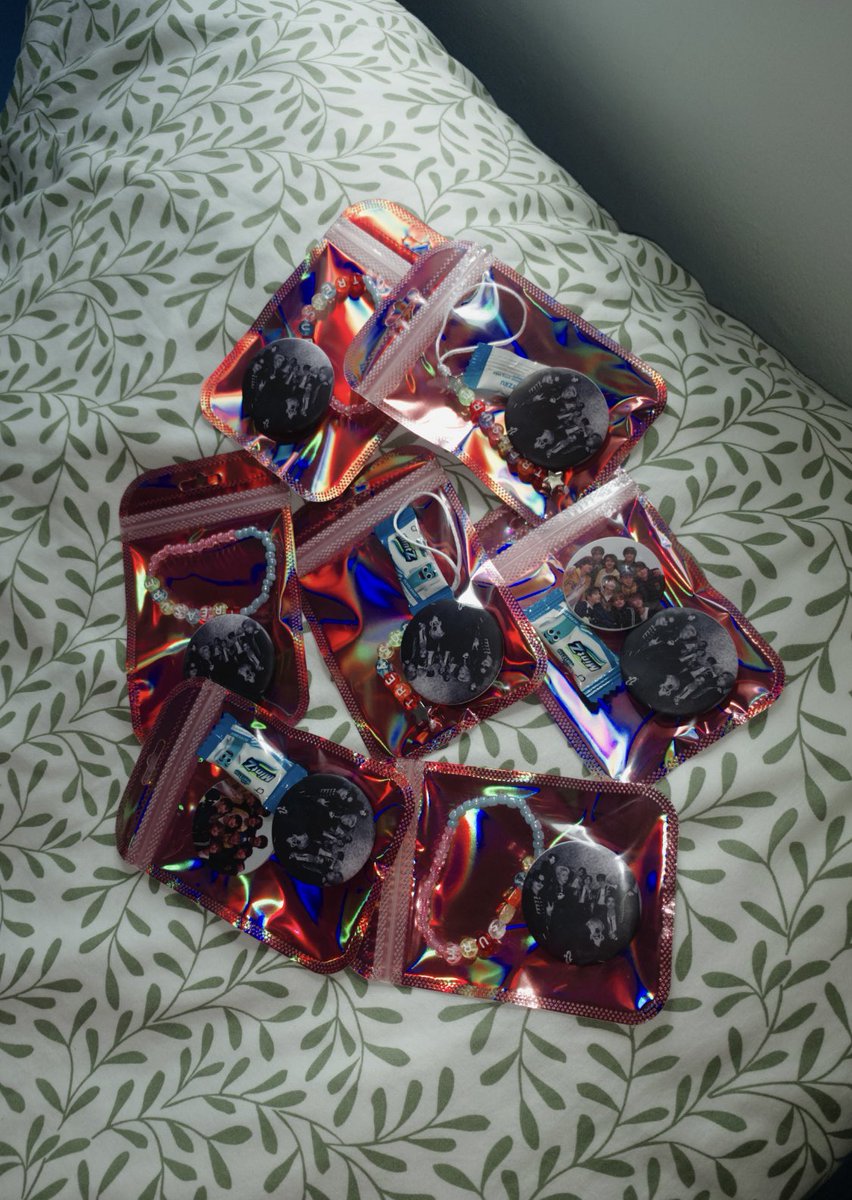 yippiiee freebies nya udaa syap dibawa besok tlong dihabisin yaa tum 🫰🏻 (ini banyak kok sbenernya nanti minta aja mau yg phone strap, gelang, atau popsocket selagi masii adaa 🫶🏻)