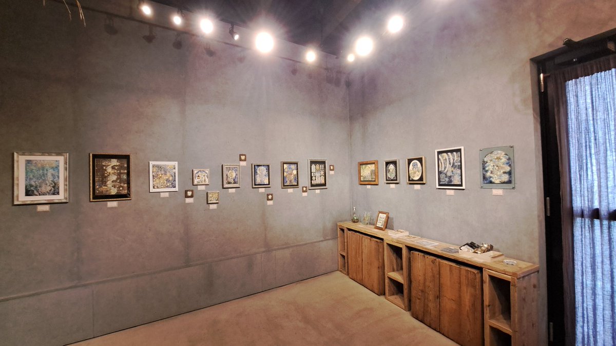 nonbiri_seijin's tweet photo. 黒猫のらさんの個展へ
たくさんの原画を堪能できる個展開催
ありがとうございます
よかった　とてもよかった
のらさんのともす灯りにつつまれて至福のひとときを過ごせました
幸せだ

#黒猫のらさん @mitikusaburari #galleryhydrangea @AjisaiGallery #アレロモルフォの蒐集箱燈すための23対 https://t.co/n9Mm6TkdAE