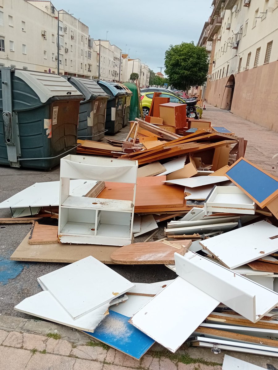 GENPuertoReal's tweet photo. 😡¡Dejar esto así no es reciclar, es sancionable!👮. Y con un punto limpio a 400 m!.El servicio de recogida de muebles no es una mudanza. Solicita la recogida antes de sacar los enseres: 956 980 980 @aytopuertoreal @PuertoRealHoy @ondacerocadiz @TelePuertoReal @OndaCadizTV https://t.co/myGZ4Bxgdw