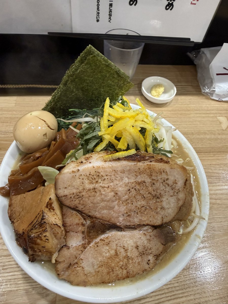 I5Sss's tweet photo. #ちばから郡山店
夜の部閉店間際滑り込みｾｰﾌ💦
春限定ﾒﾆｭｰの春逢香り塩(ﾗｰﾒﾝ)をｵｰﾀﾞｰ🍜
関根店長と小平さんからの愛情盛りver.❤️‍🔥
盛りのｲﾝﾊﾟｸﾄに圧倒されながらも余すことなく極上の1杯完食させていただきました🙇‍♀️
やはり満足感が桁違い🥰
ご厚意ありがとうございます🙇‍♂️ https://t.co/A0eVBifcB2