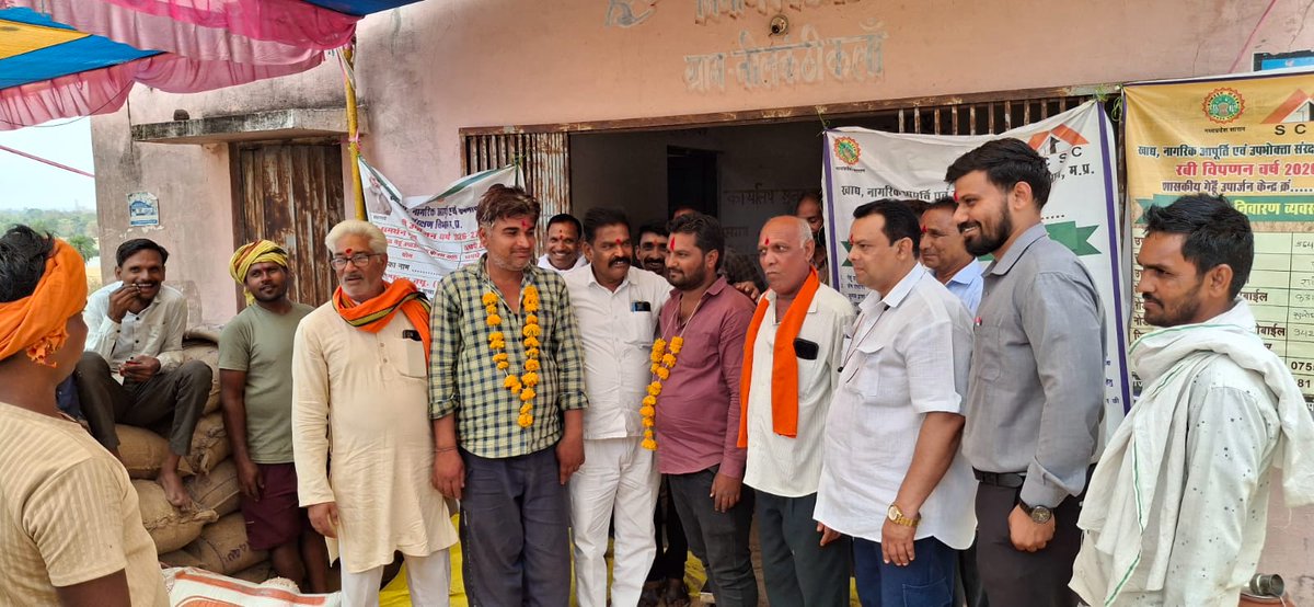 विधानसभा क्षेत्र चौरई के अंतर्गत ग्राम पंचायत परसगांव सर्रा में गेहूं खरीदी केंद्र का विधिवत शुभारंभ किया गया। इस अवसर पर किसानों का पारंपरिक रूप से माला पहनाकर एवं तिलक लगाकर सम्मान किया गया। कार्यक्रम में भाजपा कार्यकर्ता, शाखा प्रबंधक सहित अन्य गणमान्य नागरिक उपस्थित रहे। बड़ी