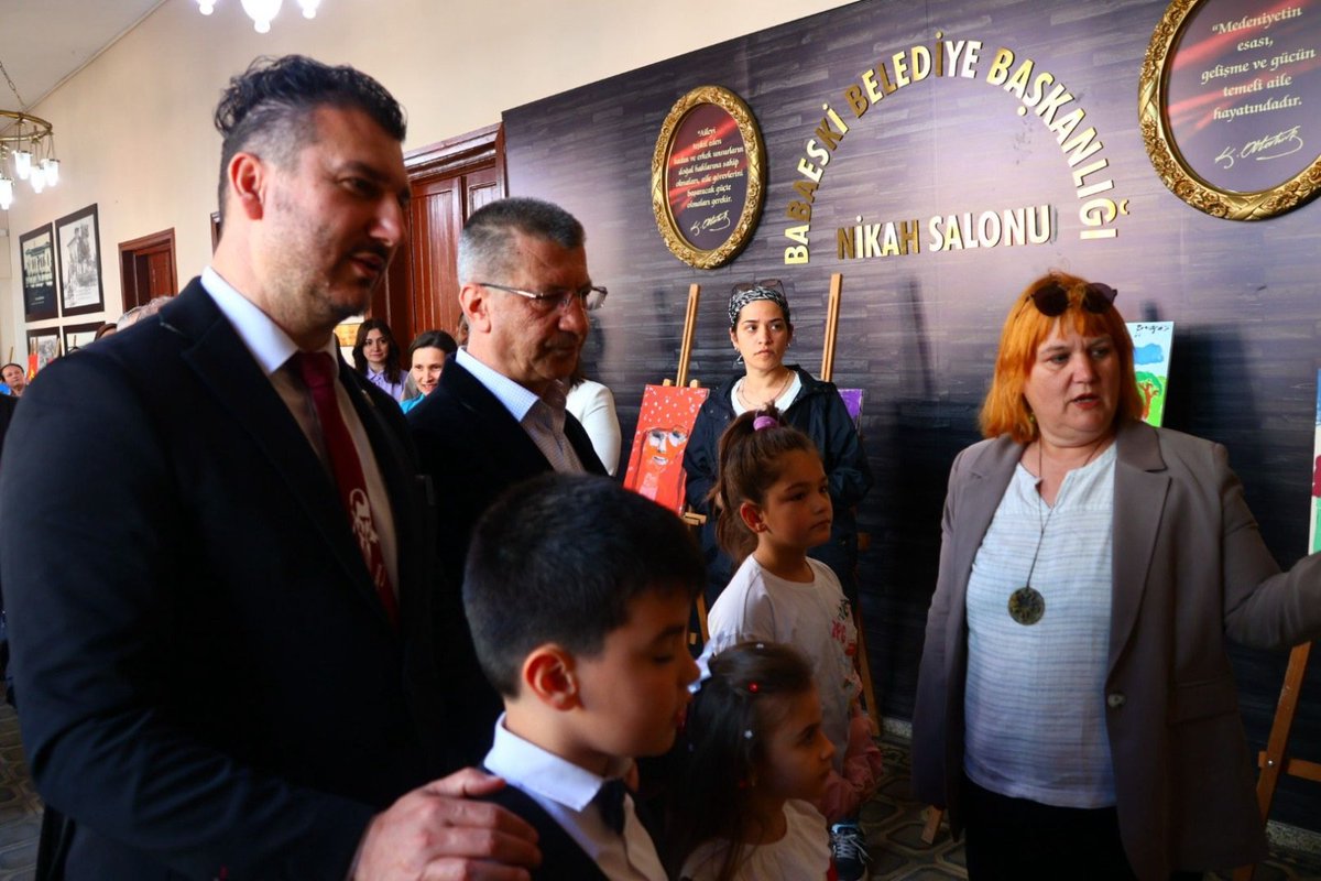 TC_Babaeski's tweet photo. İlçemizde 23 Nisan Ulusal Egemenlik ve Çocuk Bayramı Coşkuyla Kutlandı.

23 Nisan Ulusal Egemenlik ve Çocuk Bayramı İlçe Kaymakamımız Tamer ORHAN, Protokol üyeleri ve Vatandaşlarımızın yoğun katılımı ile düzenlenen törenlerle büyük bir coşku ile kutlandı. Ulu Önder Gazi Mustafa Kemal Atatürk'ün çocuklarımıza armağan ettiği ve 106. Yılını kutladığımız bu güzel günde İlçemiz okullarındaki öğrencilerin hazırladığı etkinlikler halkımız tarafından yoğun bir ilgi gördü.
Kaymakam ORHAN, tören bitiminden sonra Atatürk Kültür Merkezinde düzenlenen resim sergisinin açılışını yaparak sergiyi gezmesinin ardından, Belediye Başkanlığı tarafından Festival alanında düzenlenen 23 Nisan şenliklerine katıldı.
https://t.co/tSjS5IjFBS