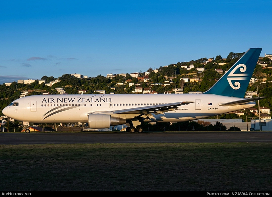 n194at's tweet image. Air New Zealand 
Boeing 767-219ER ZK-NBB Line #134
WLG/NZWN Wellington Airport
July 1997
Photo credit NZAV8A Collection
#AvGeek #Aviation #Airline #Aviation #Boeing #B767 #WLG #Wellington #AirNewZealand @FlyAirNZ 🇳🇿